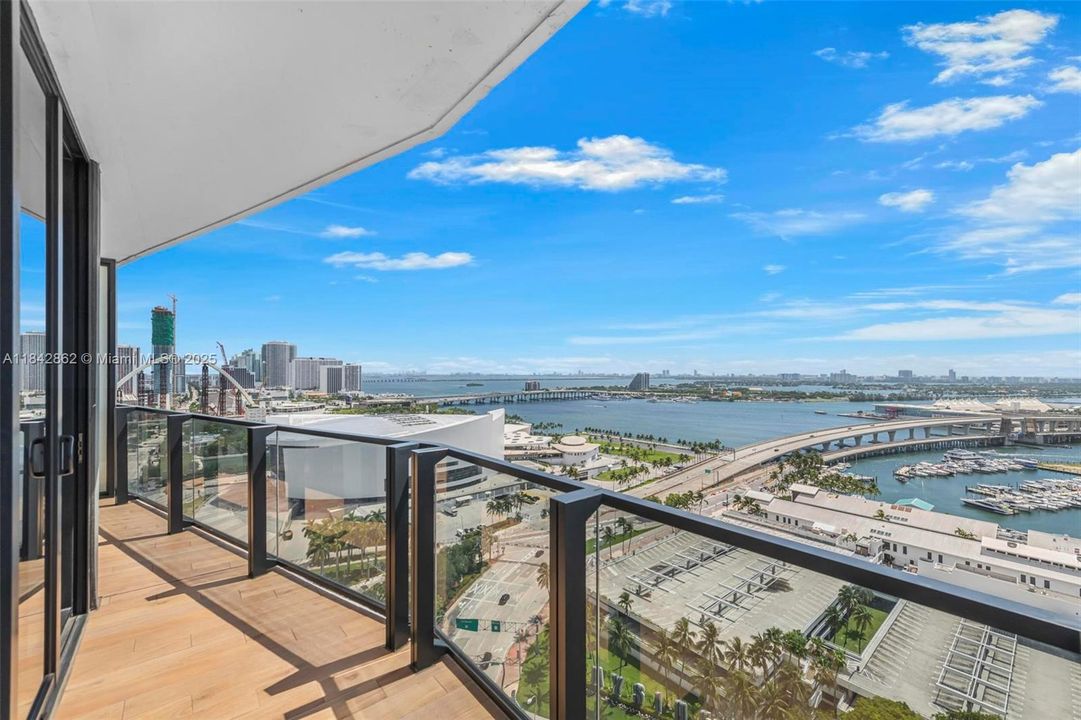 На продажу: $1,449,000 (2 спален, 2 ванн, 825 Квадратных фут)