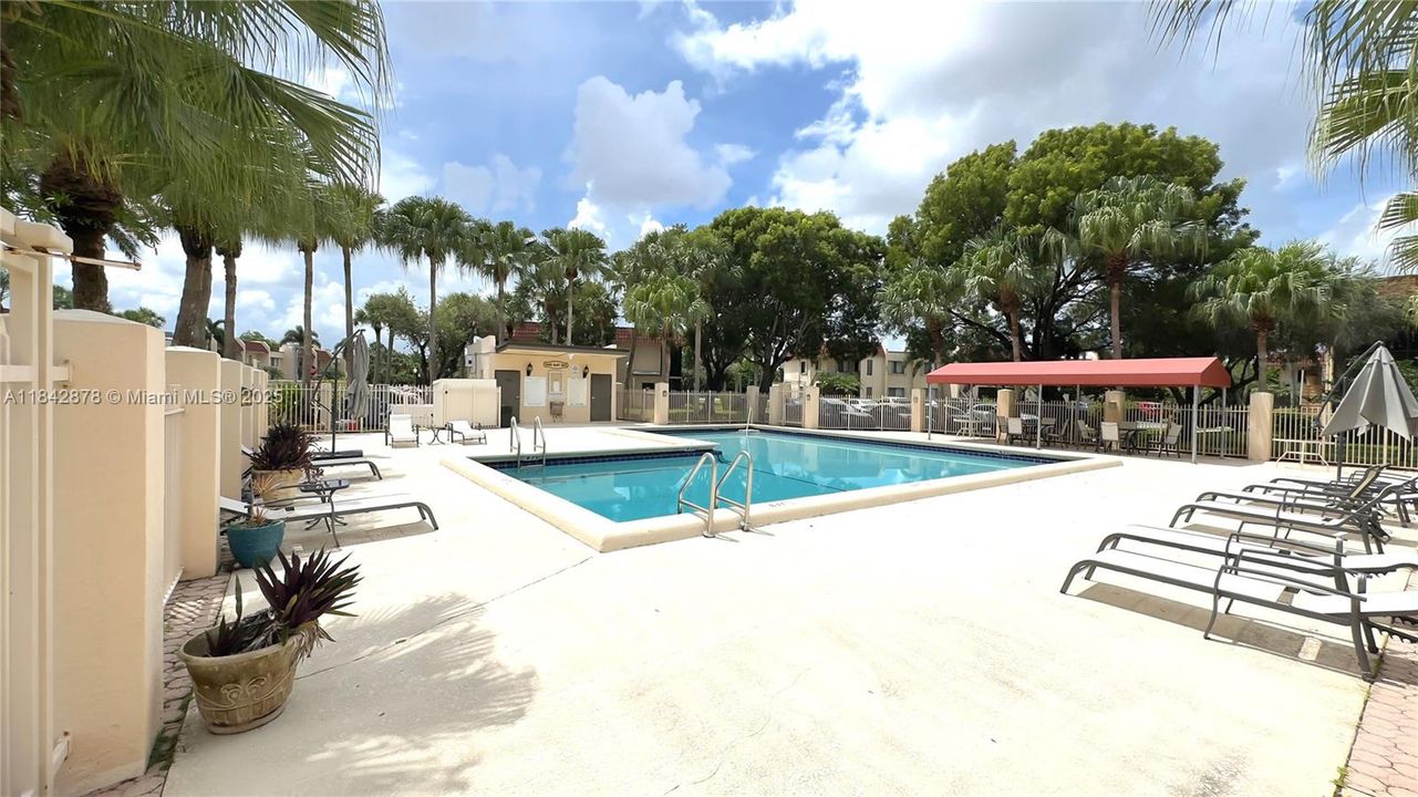 For Sale: $359,999 (2 beds, 2 baths, 1220 Square Feet)