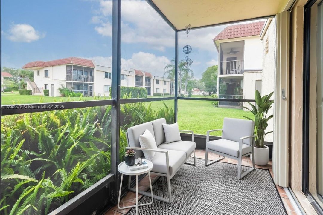 For Sale: $359,999 (2 beds, 2 baths, 1220 Square Feet)