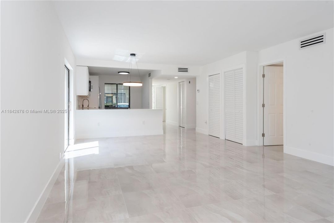 For Sale: $359,999 (2 beds, 2 baths, 1220 Square Feet)