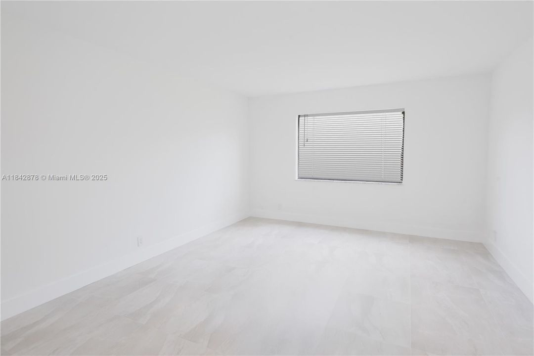 For Sale: $359,999 (2 beds, 2 baths, 1220 Square Feet)