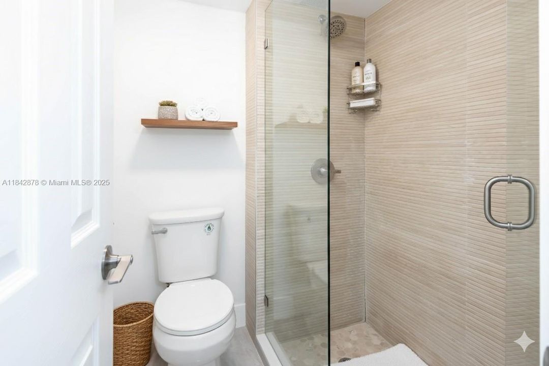 For Sale: $359,999 (2 beds, 2 baths, 1220 Square Feet)