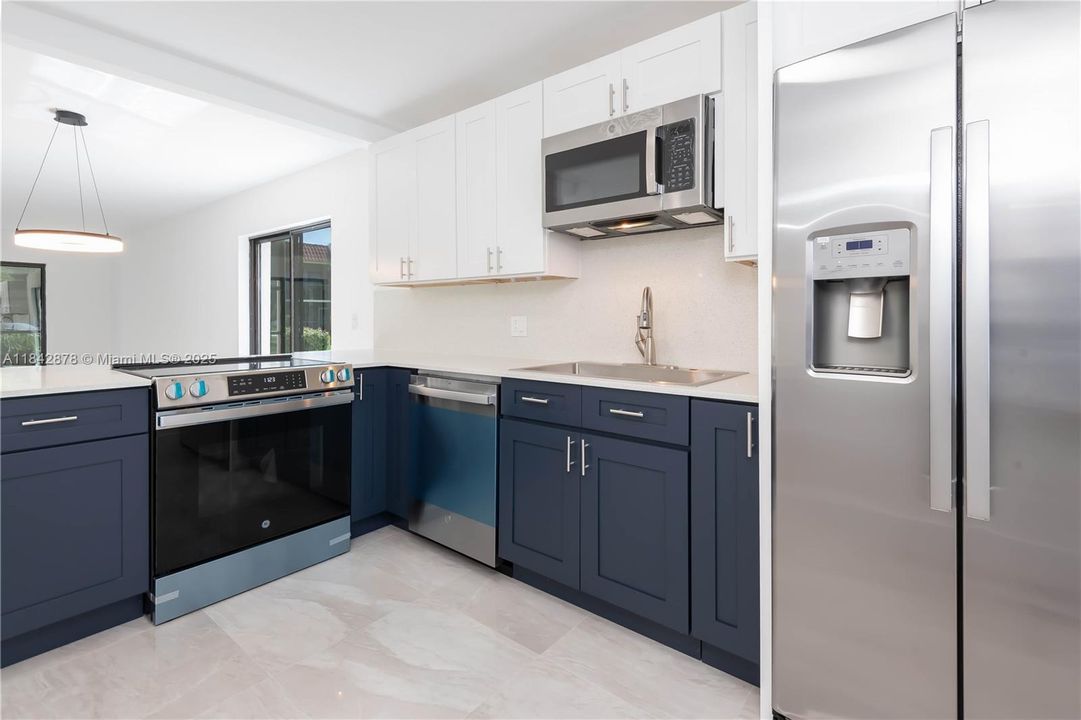 For Sale: $359,999 (2 beds, 2 baths, 1220 Square Feet)