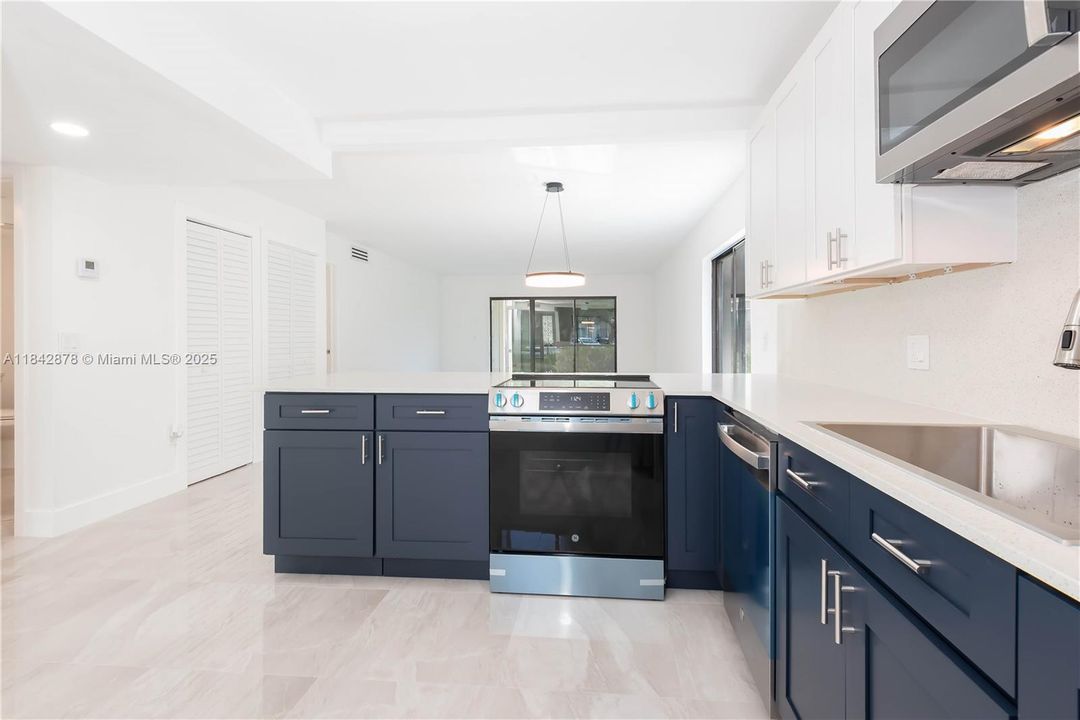 For Sale: $359,999 (2 beds, 2 baths, 1220 Square Feet)