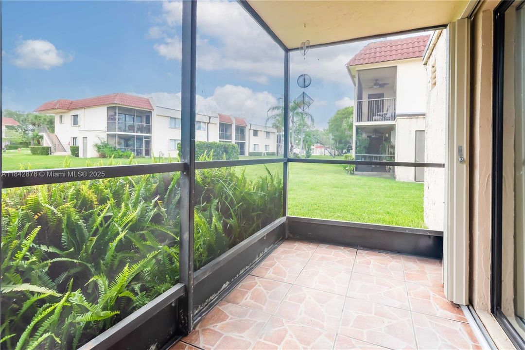 For Sale: $359,999 (2 beds, 2 baths, 1220 Square Feet)