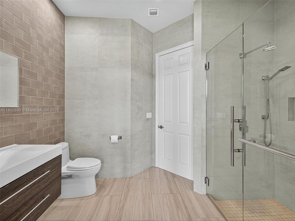 Recently Sold: $2,199,000 (6 beds, 4 baths, 4635 Square Feet)