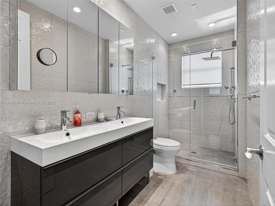 Recently Sold: $2,199,000 (6 beds, 4 baths, 4635 Square Feet)