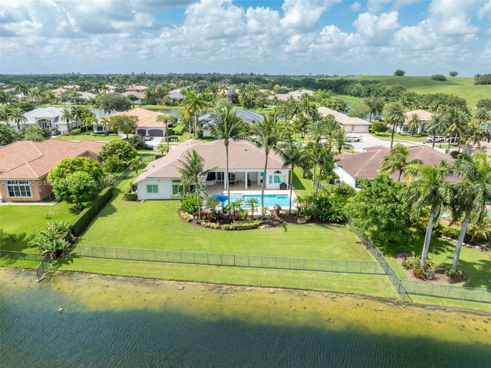 Recently Sold: $2,199,000 (6 beds, 4 baths, 4635 Square Feet)