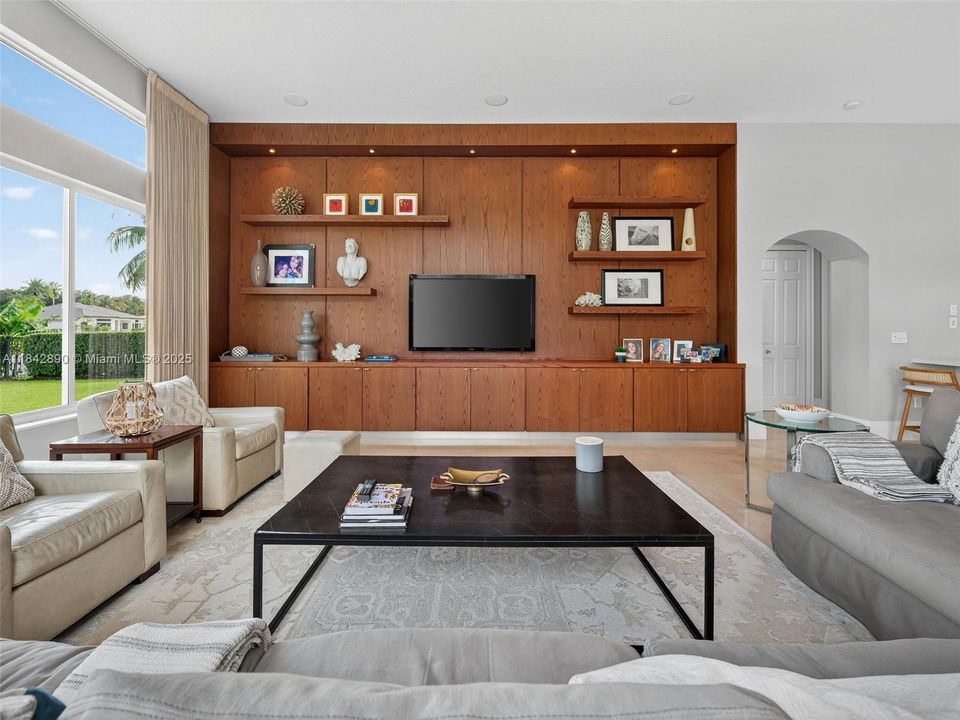 Recently Sold: $2,199,000 (6 beds, 4 baths, 4635 Square Feet)