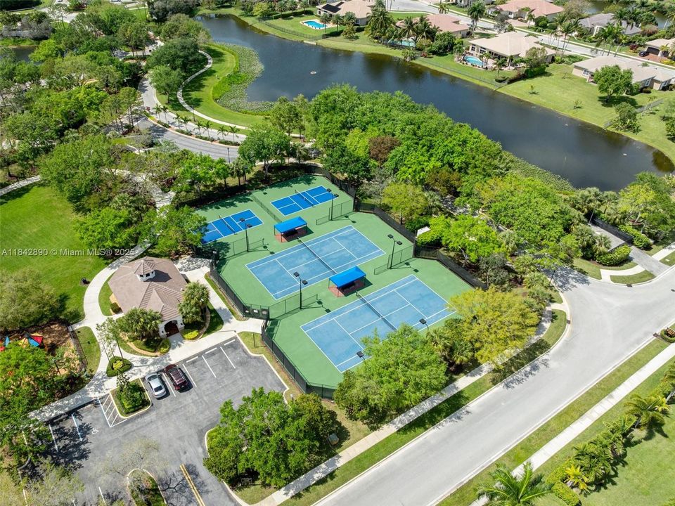 Recently Sold: $2,199,000 (6 beds, 4 baths, 4635 Square Feet)