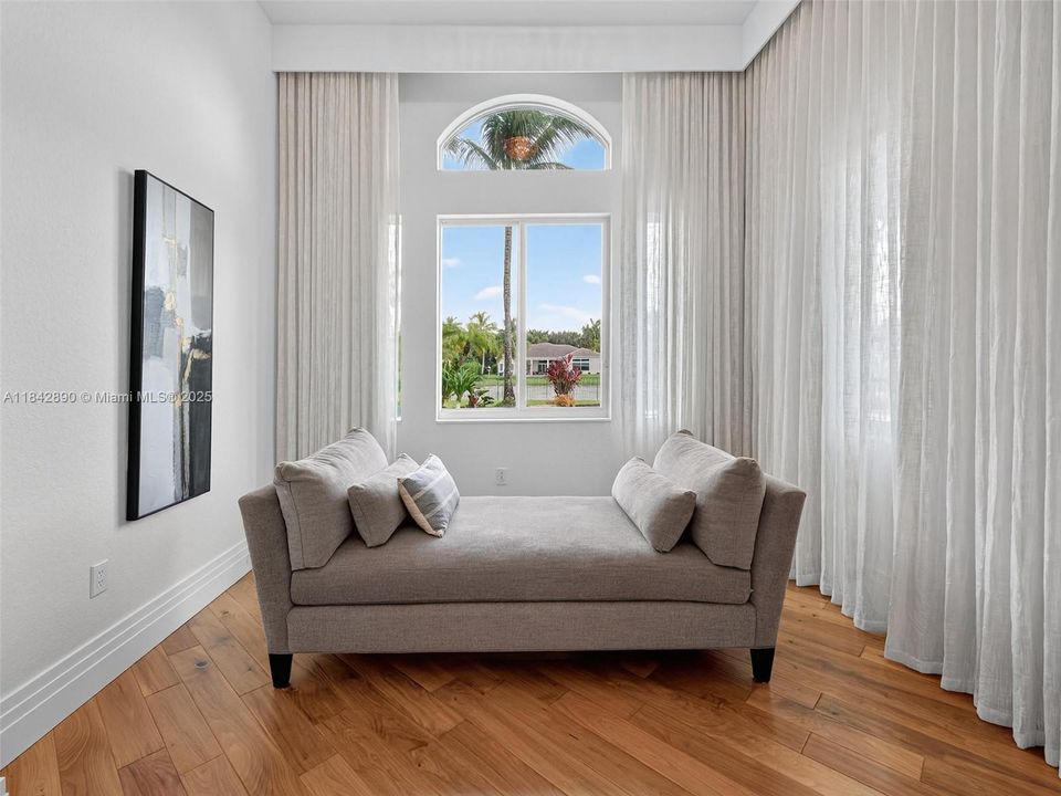 Recently Sold: $2,199,000 (6 beds, 4 baths, 4635 Square Feet)