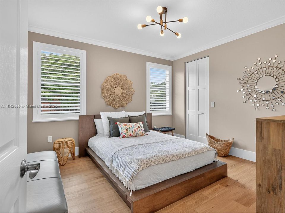 Recently Sold: $2,199,000 (6 beds, 4 baths, 4635 Square Feet)