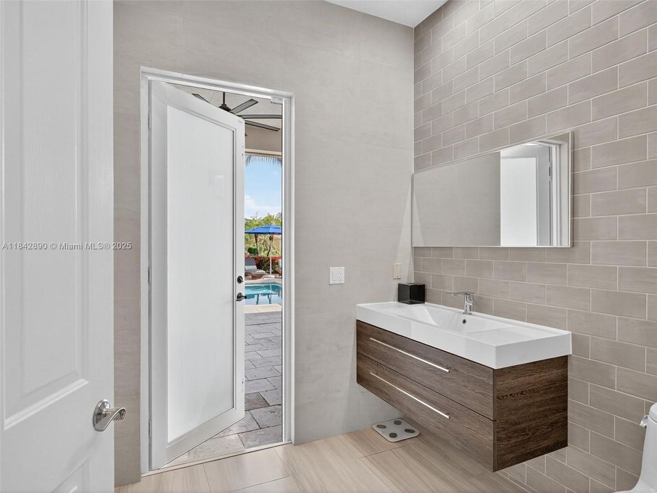 Recently Sold: $2,199,000 (6 beds, 4 baths, 4635 Square Feet)