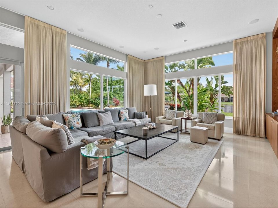 Recently Sold: $2,199,000 (6 beds, 4 baths, 4635 Square Feet)