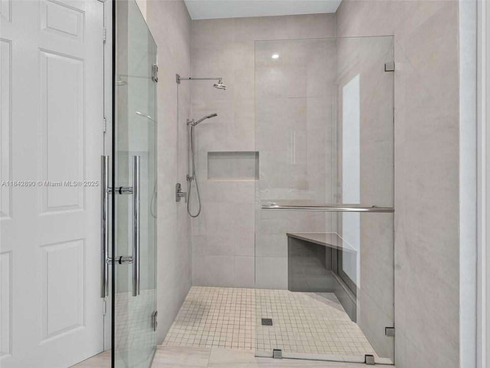 Recently Sold: $2,199,000 (6 beds, 4 baths, 4635 Square Feet)