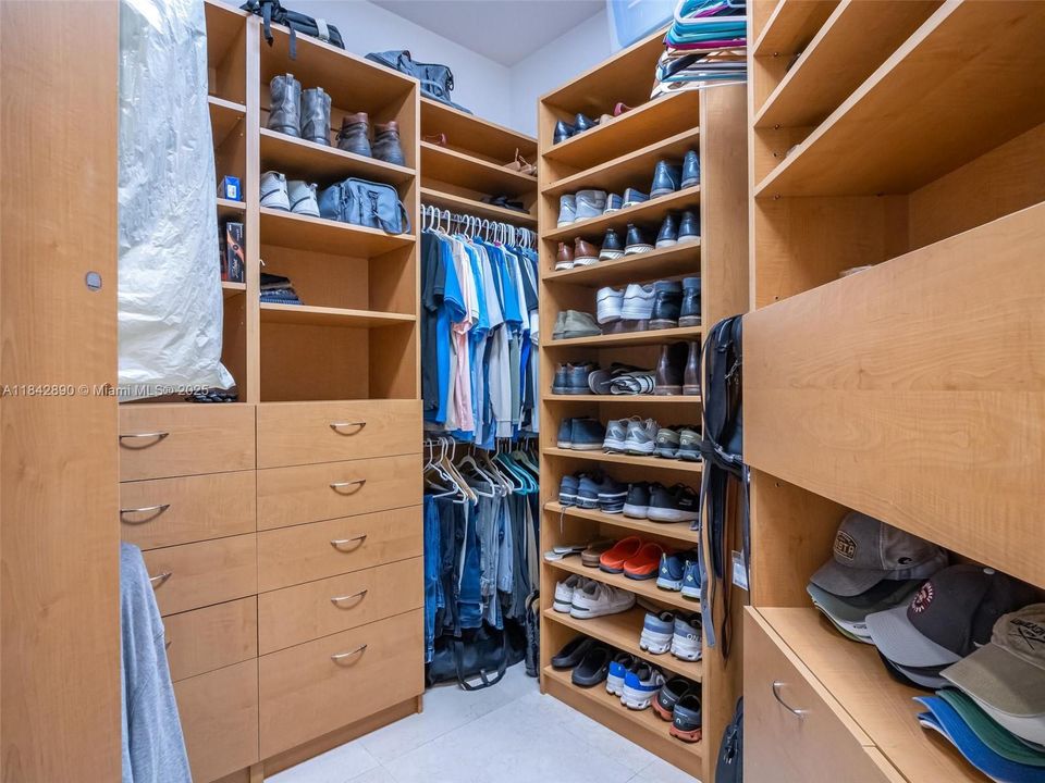 Recently Sold: $2,199,000 (6 beds, 4 baths, 4635 Square Feet)