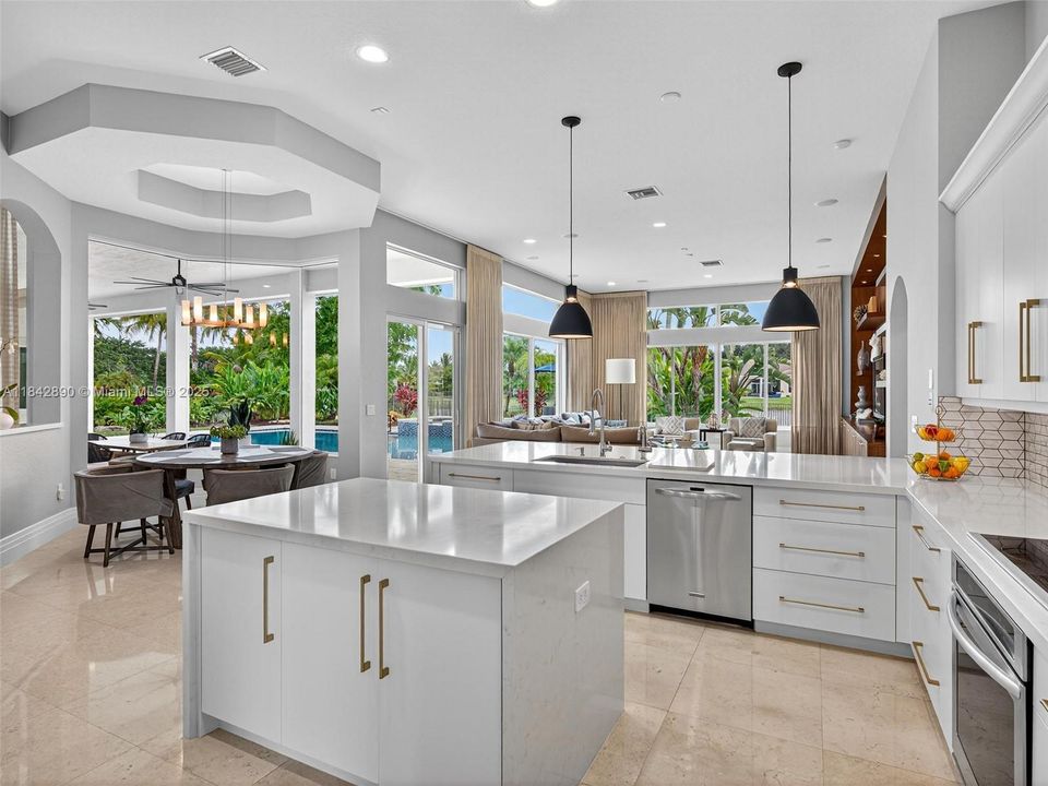 Recently Sold: $2,199,000 (6 beds, 4 baths, 4635 Square Feet)