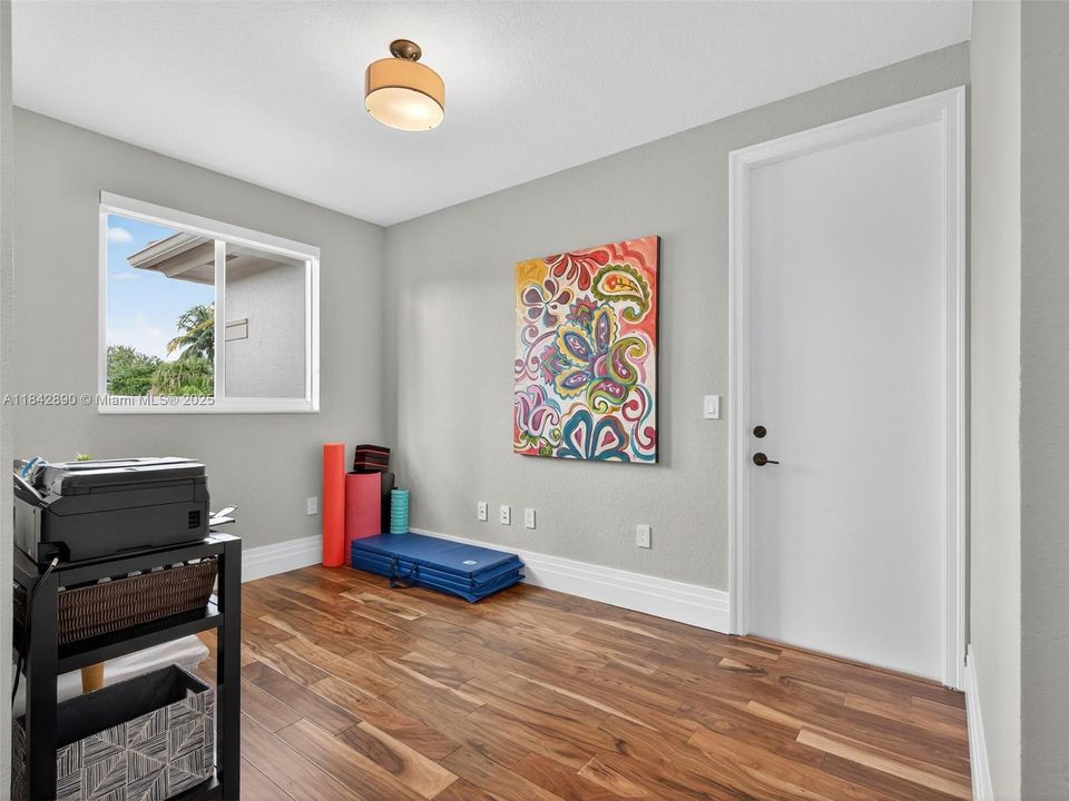 Recently Sold: $2,199,000 (6 beds, 4 baths, 4635 Square Feet)