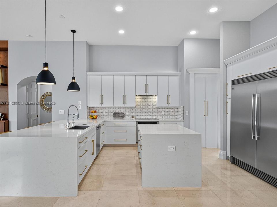 Recently Sold: $2,199,000 (6 beds, 4 baths, 4635 Square Feet)