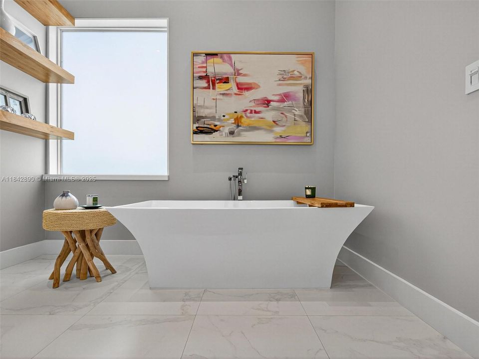 Recently Sold: $2,199,000 (6 beds, 4 baths, 4635 Square Feet)