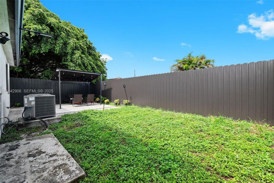 For Sale: $569,000 (4 beds, 2 baths, 1400 Square Feet)