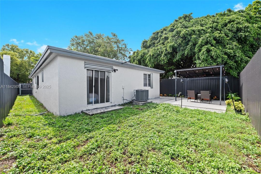 For Sale: $569,000 (4 beds, 2 baths, 1400 Square Feet)