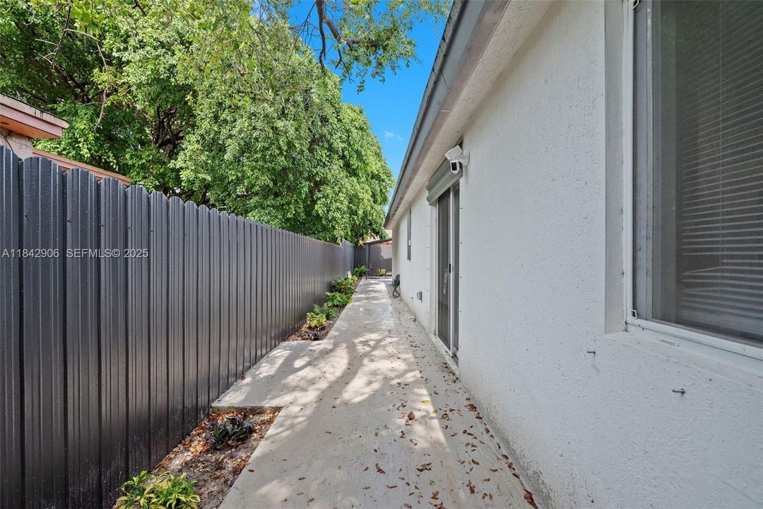 For Sale: $569,000 (4 beds, 2 baths, 1400 Square Feet)