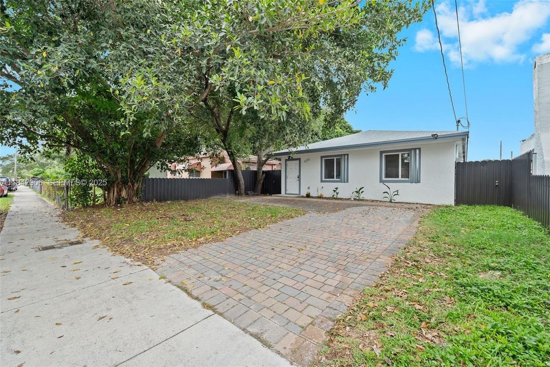 For Sale: $569,000 (4 beds, 2 baths, 1400 Square Feet)