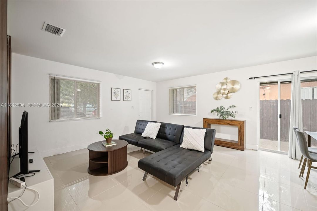 For Sale: $569,000 (4 beds, 2 baths, 1400 Square Feet)