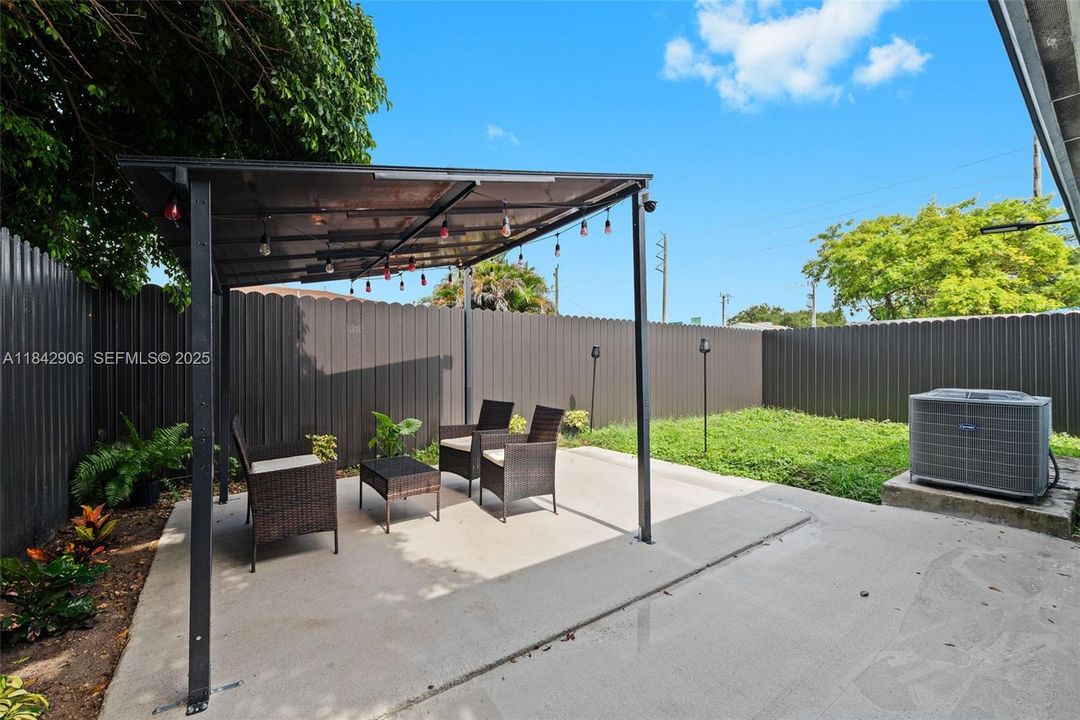 For Sale: $569,000 (4 beds, 2 baths, 1400 Square Feet)