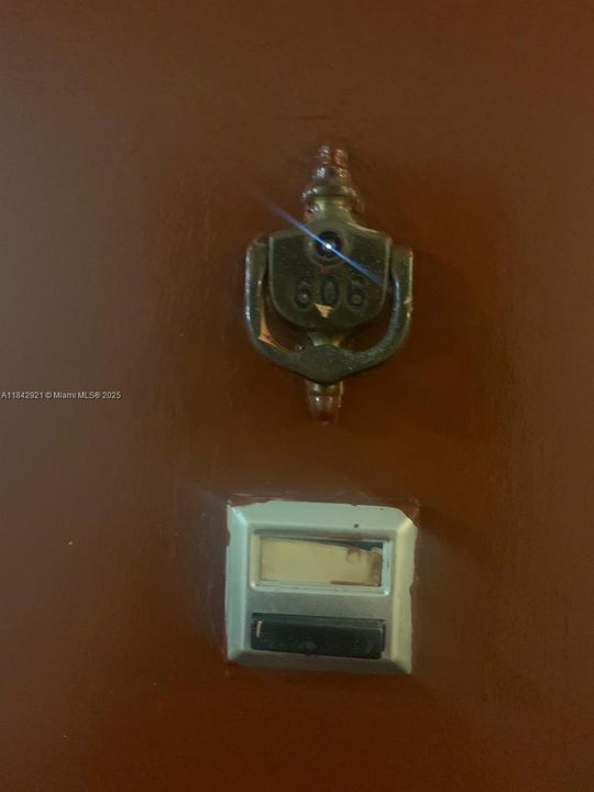 For Sale: $165,000 (1 beds, 1 baths, 790 Square Feet)