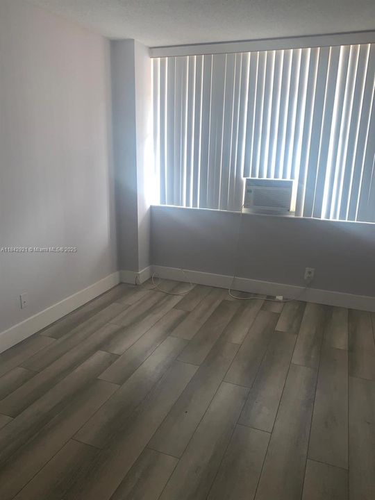 For Sale: $165,000 (1 beds, 1 baths, 790 Square Feet)