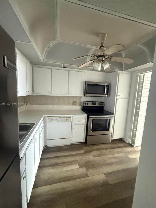 For Sale: $165,000 (1 beds, 1 baths, 790 Square Feet)