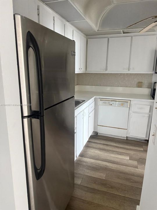 For Sale: $165,000 (1 beds, 1 baths, 790 Square Feet)