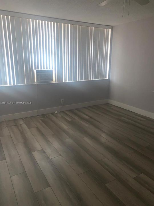 For Sale: $165,000 (1 beds, 1 baths, 790 Square Feet)