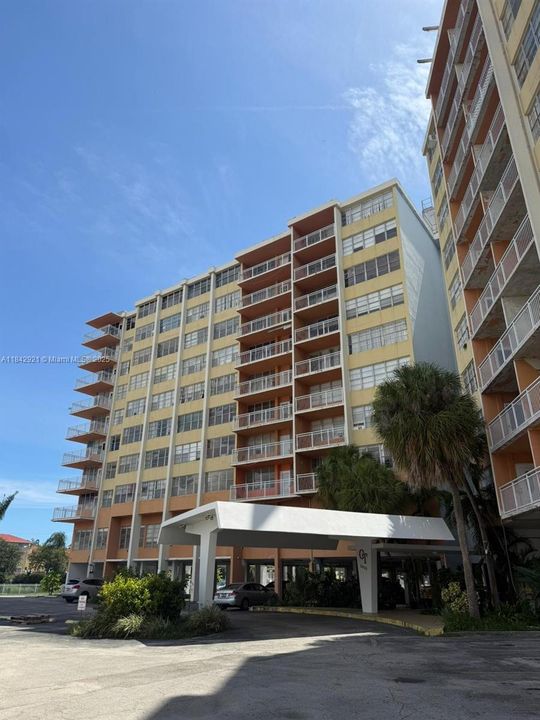 For Sale: $165,000 (1 beds, 1 baths, 790 Square Feet)