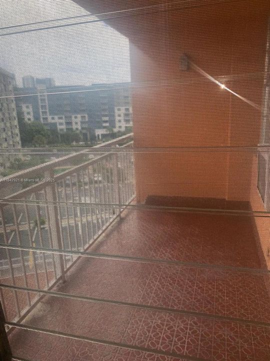 For Sale: $165,000 (1 beds, 1 baths, 790 Square Feet)