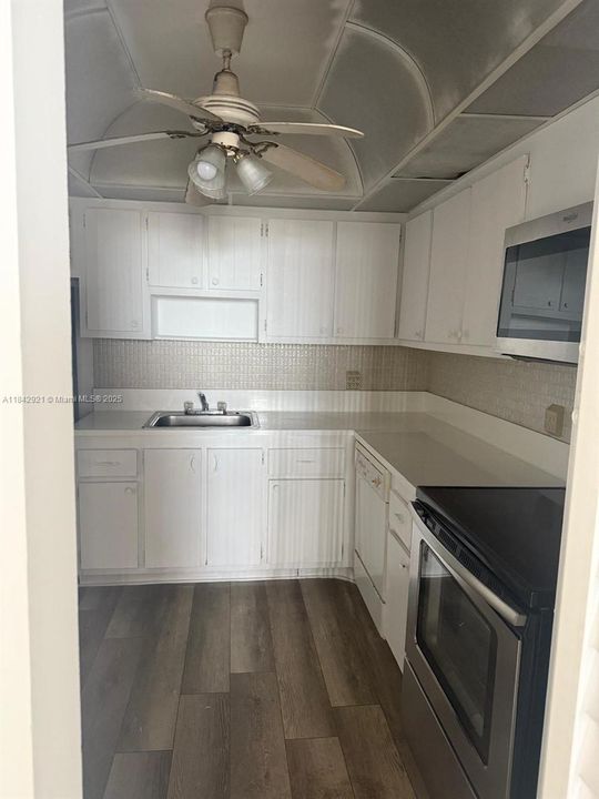 For Sale: $165,000 (1 beds, 1 baths, 790 Square Feet)