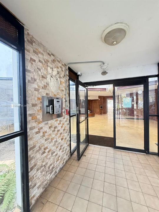 For Sale: $165,000 (1 beds, 1 baths, 790 Square Feet)