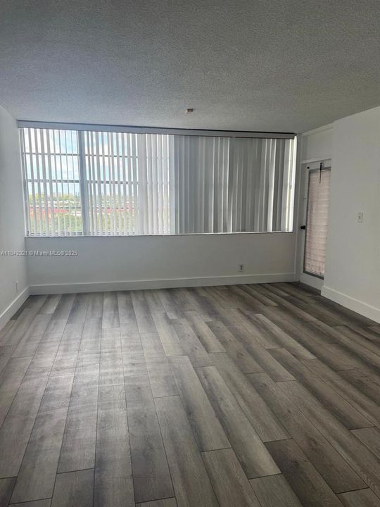 For Sale: $165,000 (1 beds, 1 baths, 790 Square Feet)