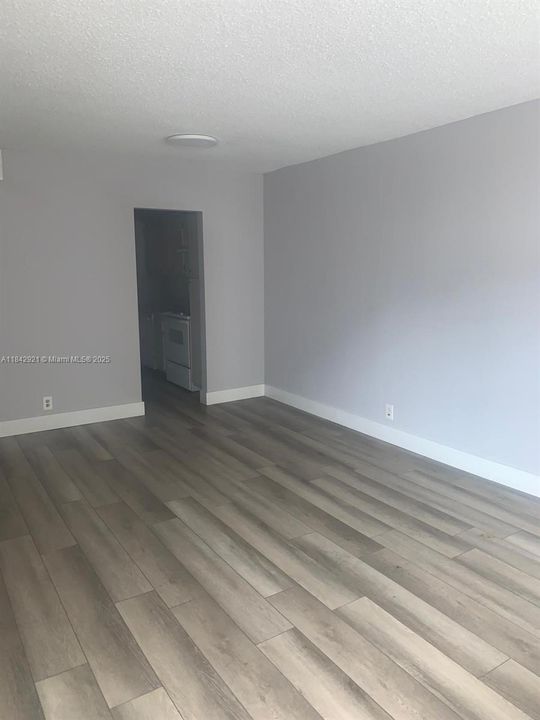 For Sale: $165,000 (1 beds, 1 baths, 790 Square Feet)