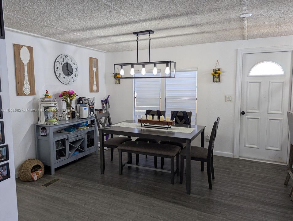 Vendido Recientemente: $290,000 (3 camas, 2 baños, 1152 Pies cuadrados)