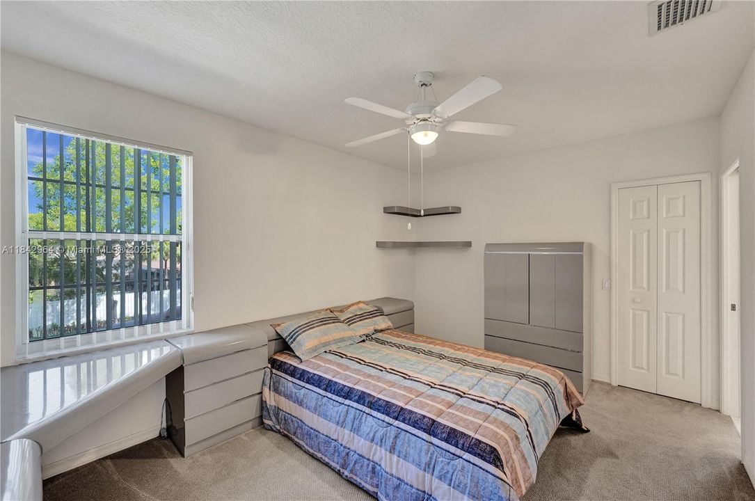 合同活跃: $1,025,000 (5 贝兹, 4 浴室, 3567 平方英尺)