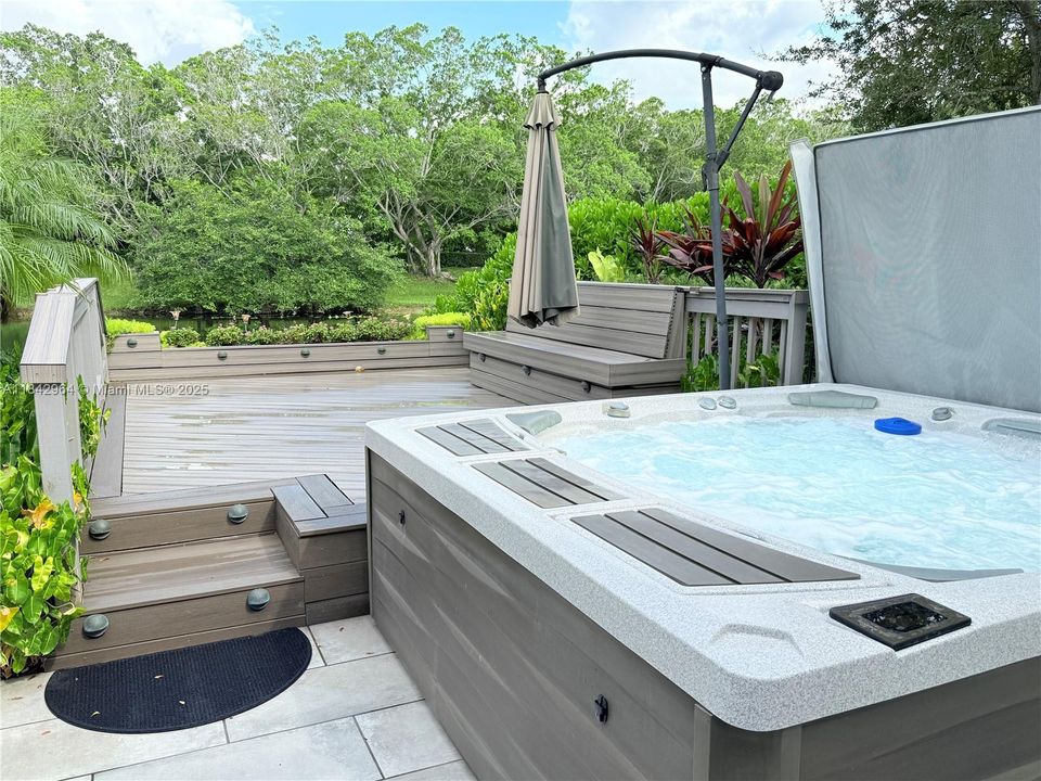 合同活跃: $1,025,000 (5 贝兹, 4 浴室, 3567 平方英尺)