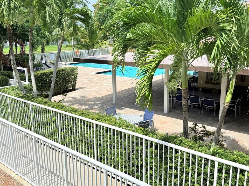 合同活跃: $1,025,000 (5 贝兹, 4 浴室, 3567 平方英尺)