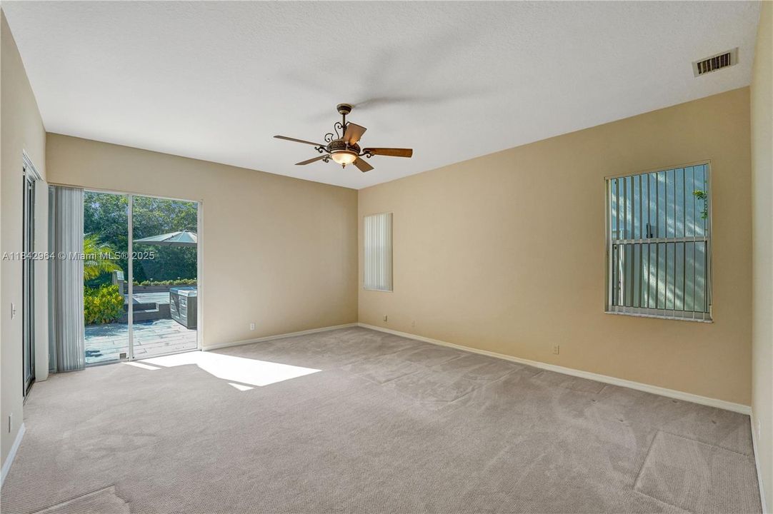 合同活跃: $1,025,000 (5 贝兹, 4 浴室, 3567 平方英尺)