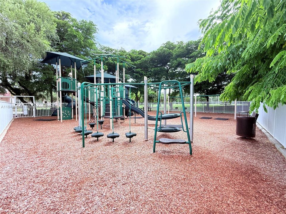 合同活跃: $1,025,000 (5 贝兹, 4 浴室, 3567 平方英尺)