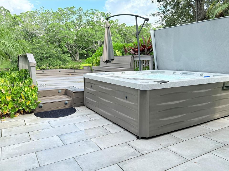 合同活跃: $1,025,000 (5 贝兹, 4 浴室, 3567 平方英尺)