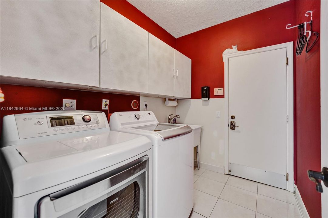 合同活跃: $1,025,000 (5 贝兹, 4 浴室, 3567 平方英尺)