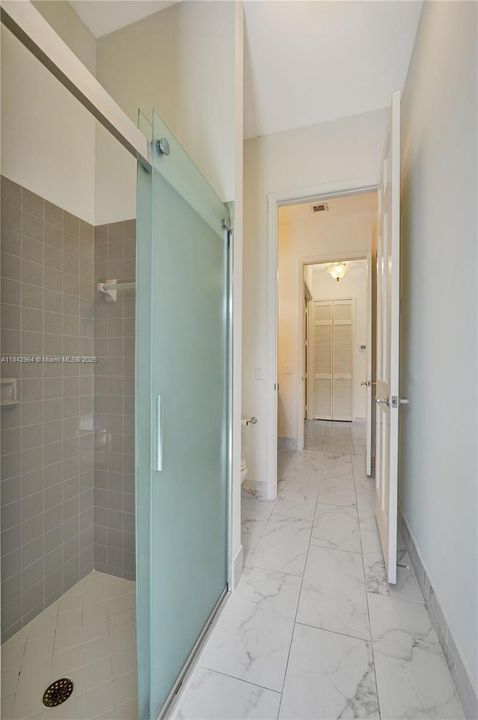 合同活跃: $1,025,000 (5 贝兹, 4 浴室, 3567 平方英尺)